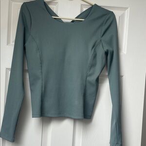 Green long sleeve workout crop.
